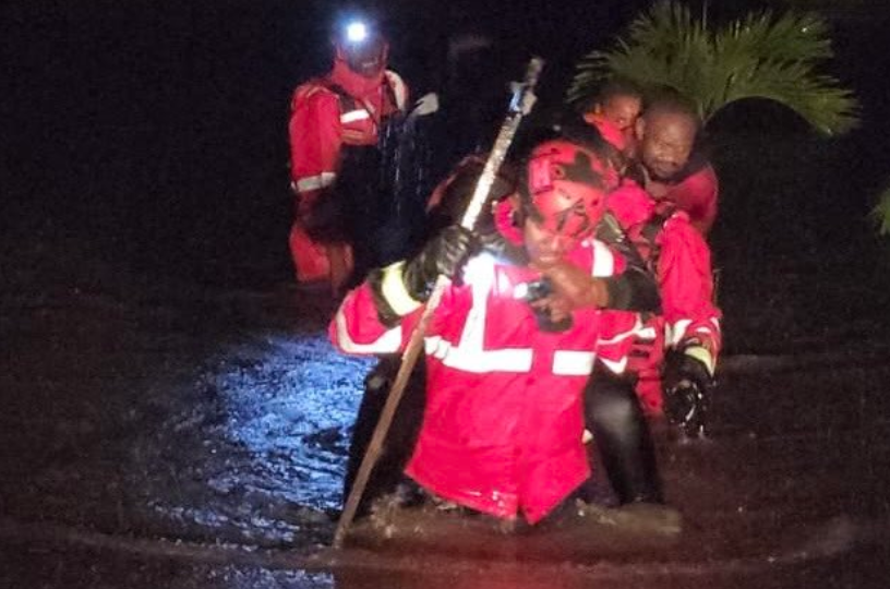 20 people rescued after floodwaters trap them on Kirinyaga Road