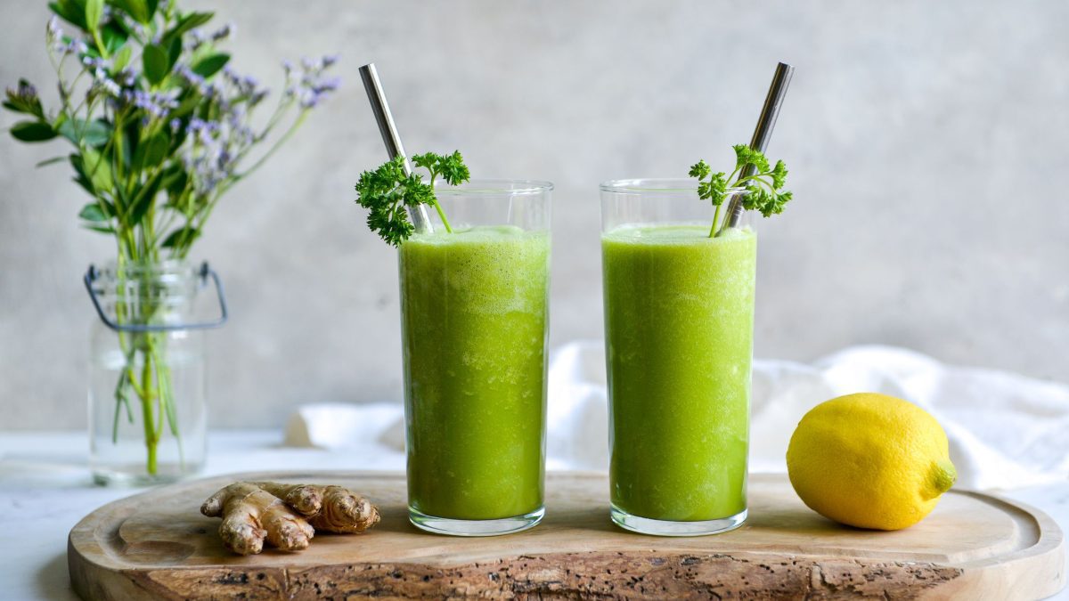 Simple way to prepare a healthy green detox smoothie