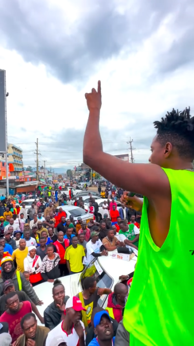 Eric Omondi addresses a large crowd during a stop in Kisumu as he trekked toward Busia.