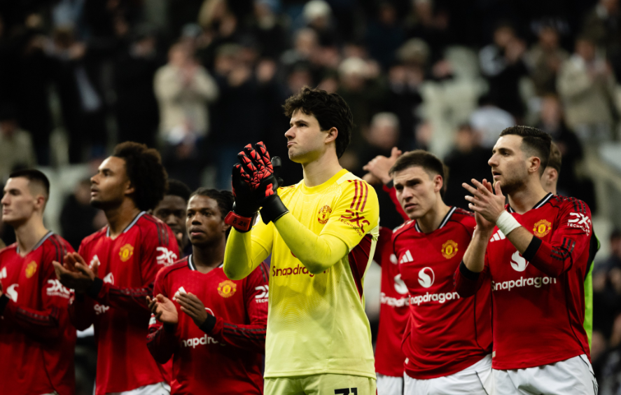 Manchester United players applaud fans after the Newcastle United defeat on Wednesday, March 4, 2026. PHOTO/@ManUtd/X
