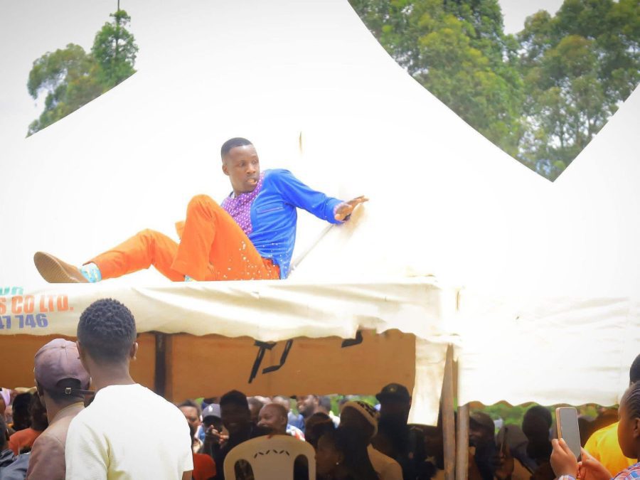 Embarambamba performing on top of a tent at Van Quiz's burial. PHOTOS/Screengrabs by K24 Digital of Facebook video by https://www.facebook.com/Evans.mathay