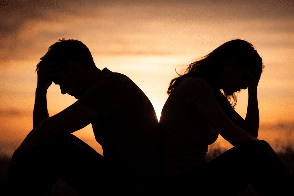 Seemingly stressed two people face away each other. PHOTO/Photo generated by AI
