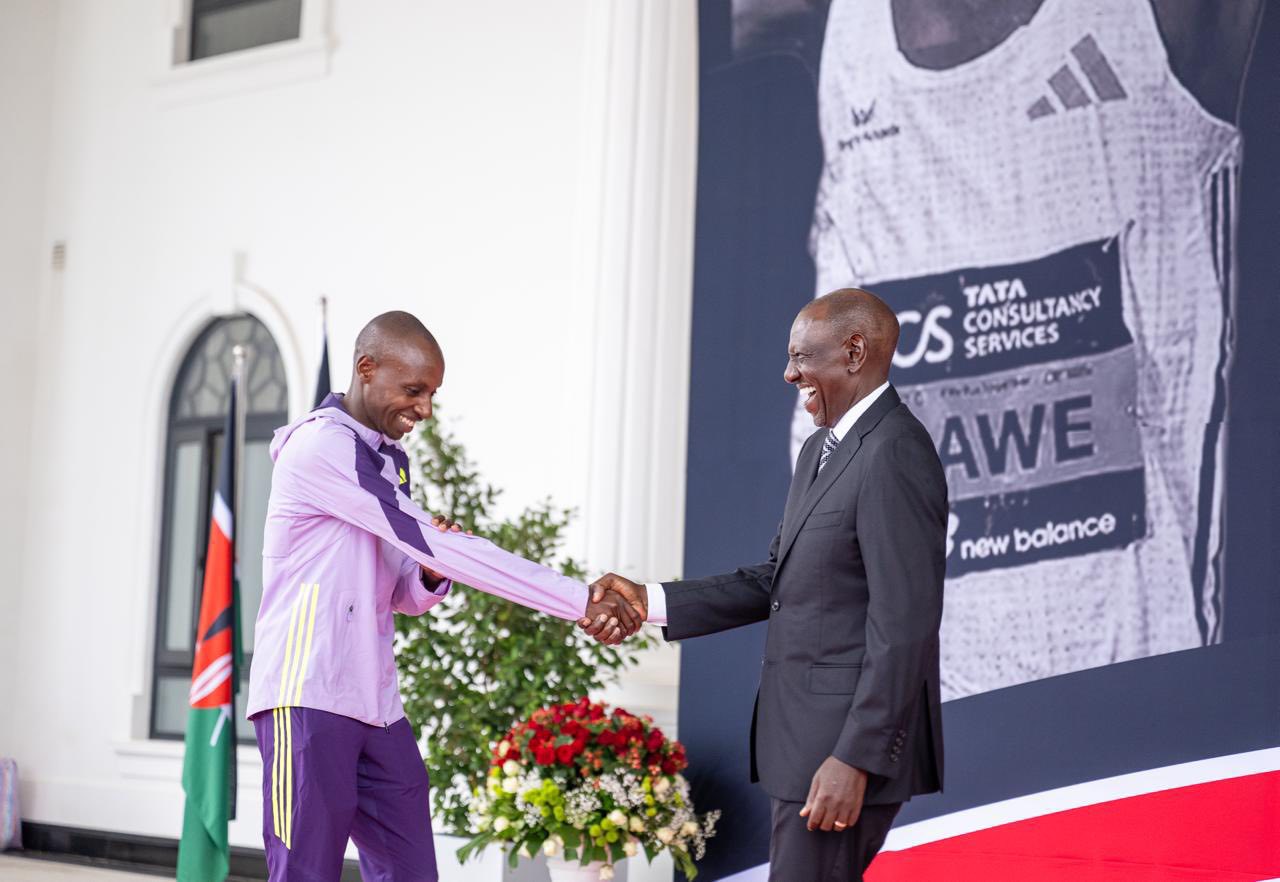 A car and Ksh8M! Ruto awards marathon record breaker Sabastian Sawe