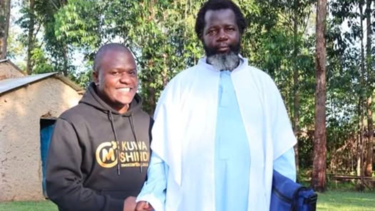 Comedian Victor Naman with Popular preacher Yesu wa Tongaren. PHOTO/https://www.facebook.com/UjingaZaVictorNaman