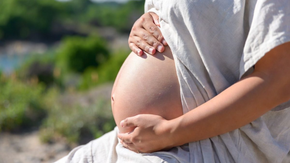 Women were never meant to give birth on their backs – experts