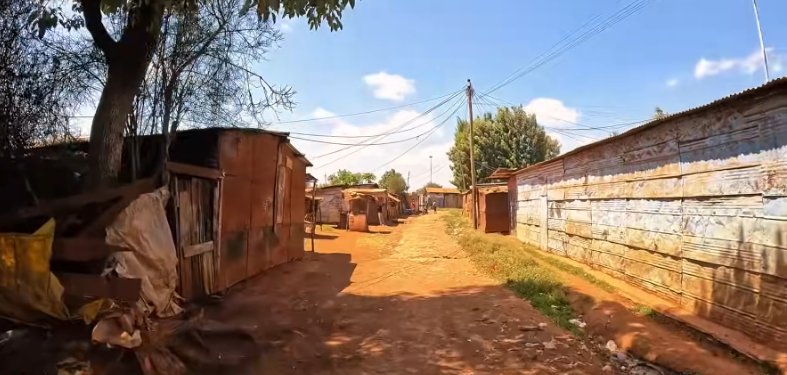 A widershot of inside Kiandutu Slum. PHOTO/Screengrab by K24 Digital from YouTube from @RobinsonAdventures1