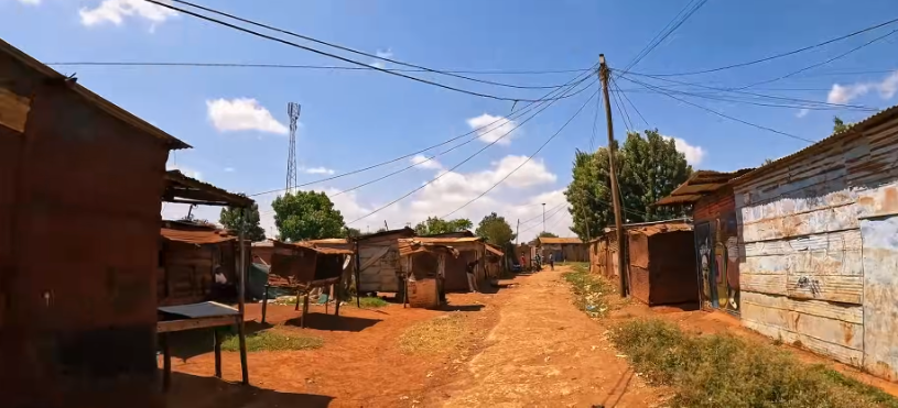 A widershot of inside Kiandutu Slum. PHOTO/Screengrab by K24 Digital from YouTube from @RobinsonAdventures1