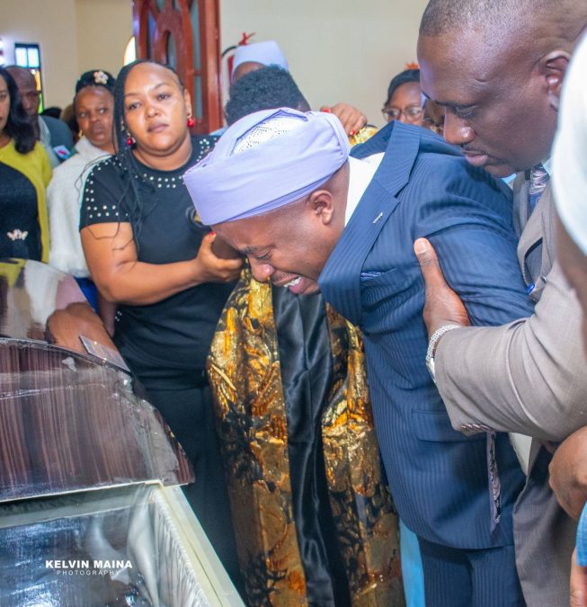 Karangu Muraya breaks down during his brother's burial. PHOTOS/https://web.facebook.com/KaranguMurayaMc