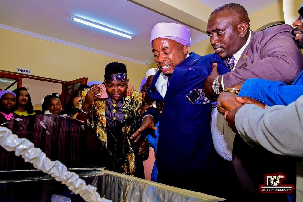 Karangu Muraya breaks down during his brother's burial. PHOTOS/https://web.facebook.com/KaranguMurayaMc