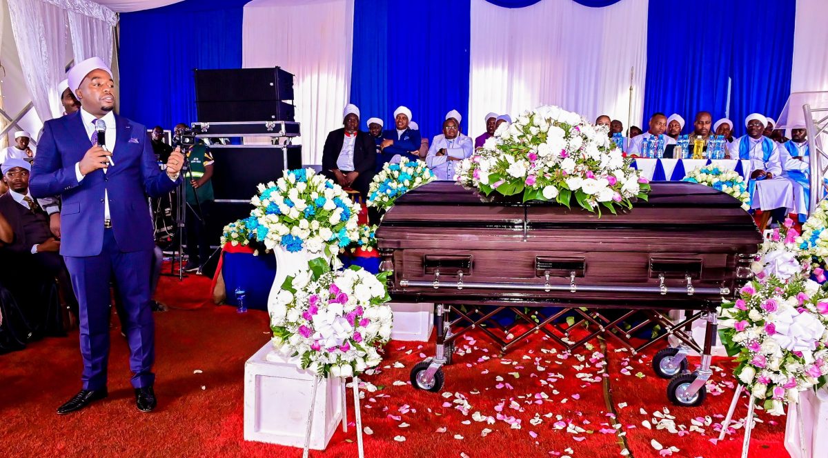 Karangu Muraya during his brother's burial. PHOTOS/https://web.facebook.com/KaranguMurayaMc