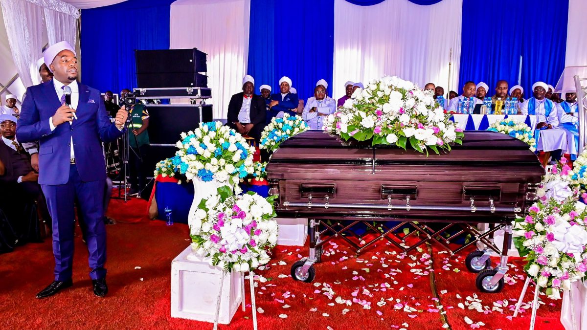 Karangu Muraya during his brother's burial. PHOTOS/https://web.facebook.com/KaranguMurayaMc