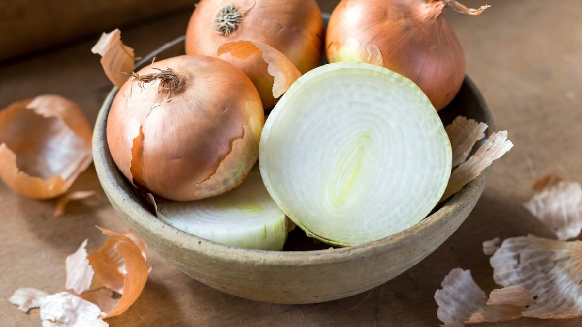 Reasons to eat onion skins instead of throwing them away