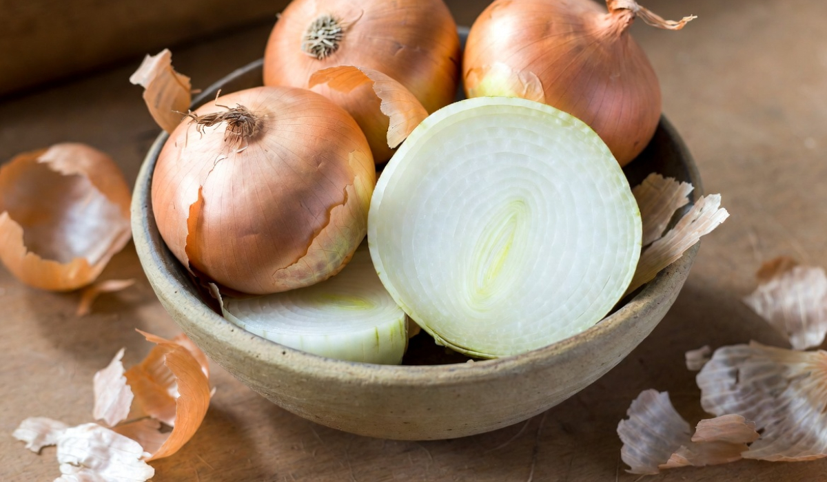 Reasons to eat onion skins instead of throwing them away