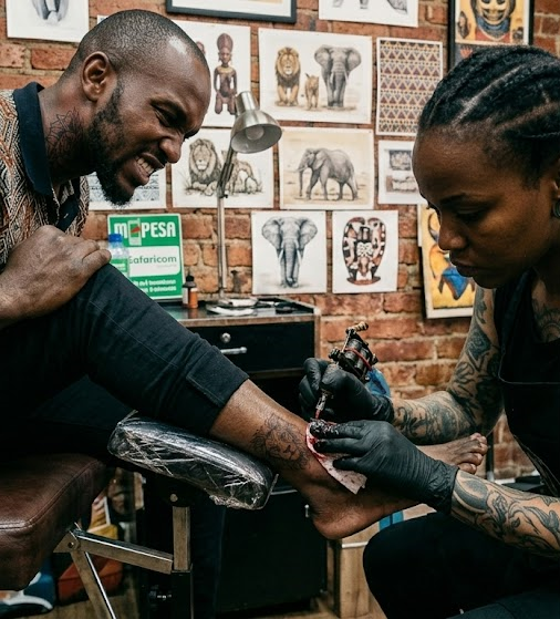 A man gets an ankle tattoo. PHOTO/Gemini