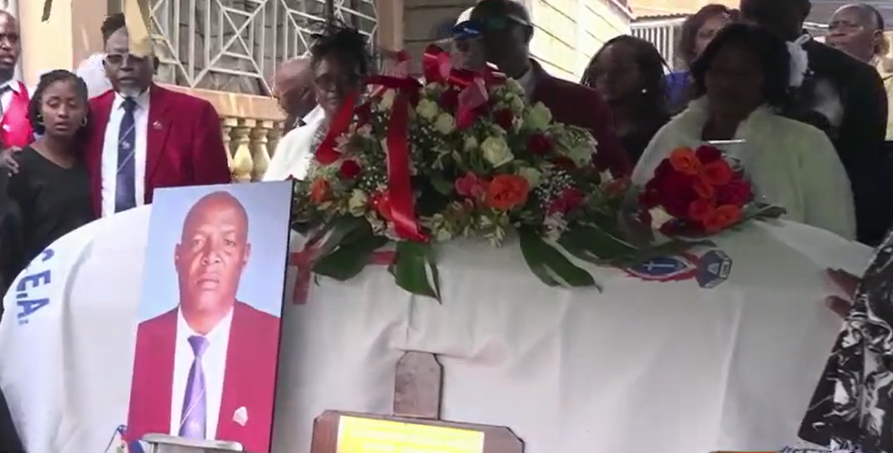 Family members surround a casket bearing the remains of Edith Wairimu's dad. PHOTO/Screengrab by K24 Digital of Facebook video by https://www.facebook.com/EdithWairimuGlobal
