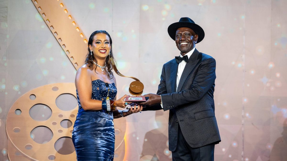 Shiksha Arora received her award from President William Ruto. PHOTO/https://web.facebook.com/williamsamoei