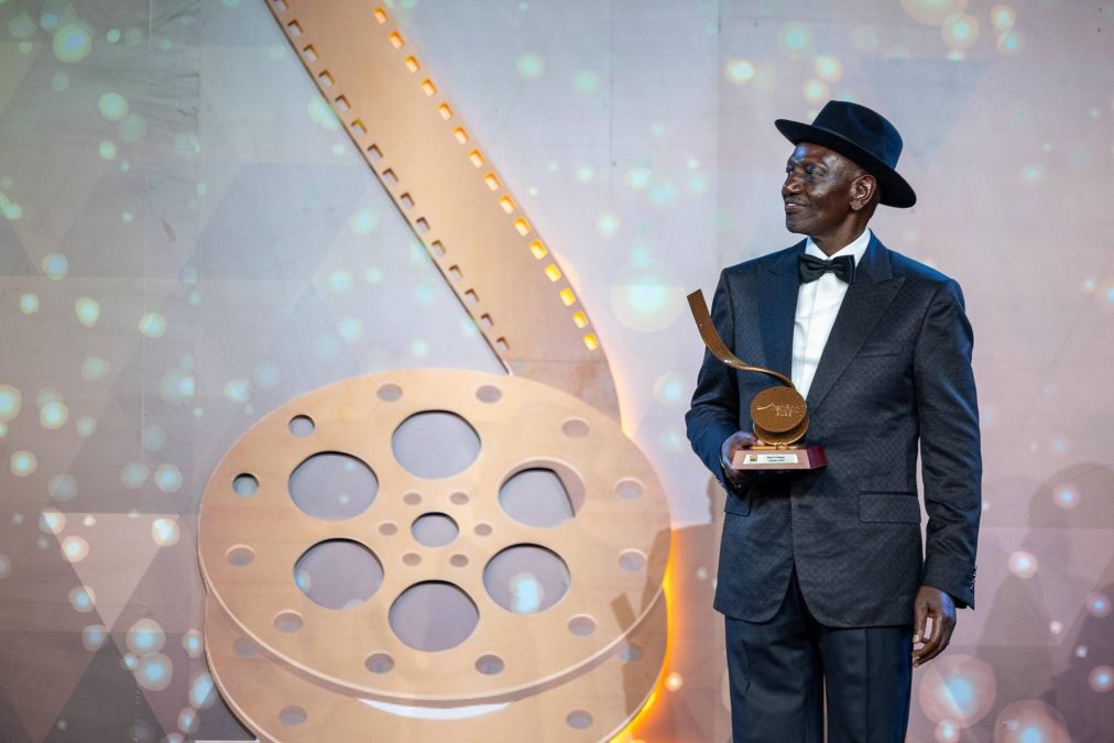 President William Ruto holding a Kalasha award. PHOTO/https://web.facebook.com/williamsamoei