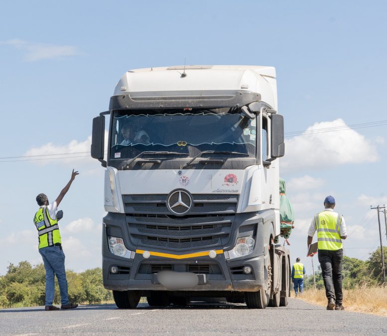 IRA officers checking motor insurance certificates. PHOTO/@ira_kenya/X