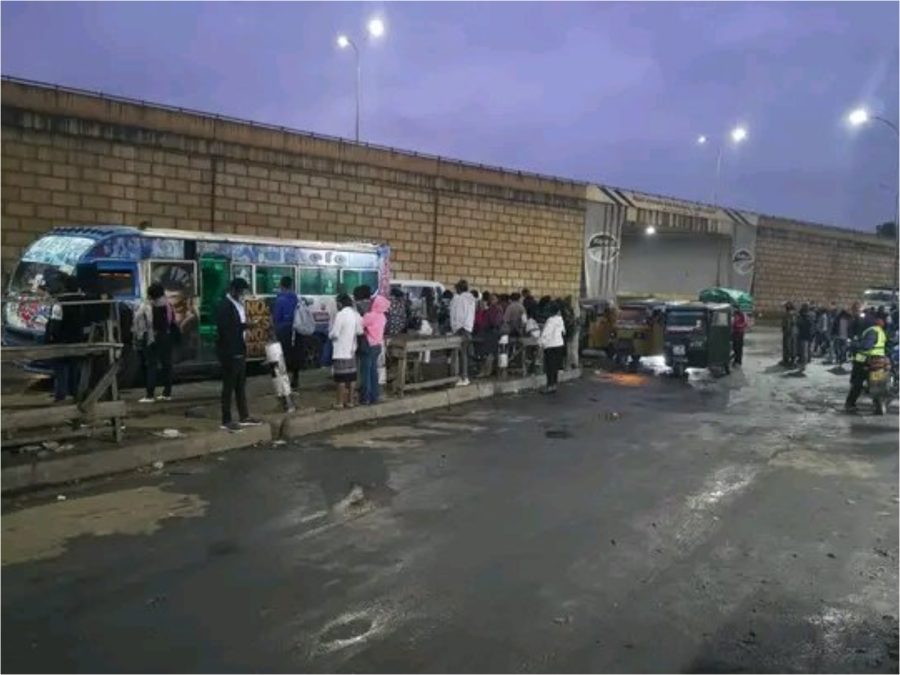 Commuters are stranded as Thika Road is completely blocked by security officers at the Kasarani roundabout