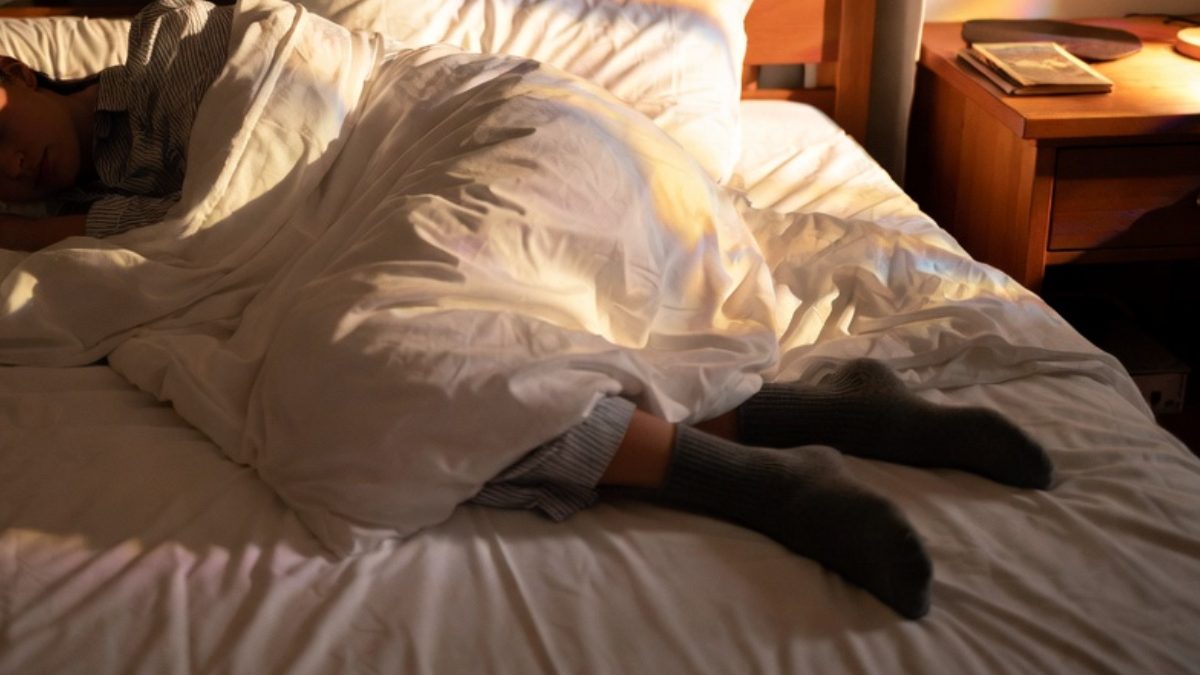 Sleeping with socks on: Benefits and risks