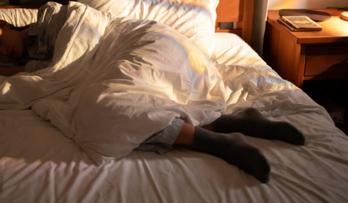 Sleeping with socks on: Benefits and risks