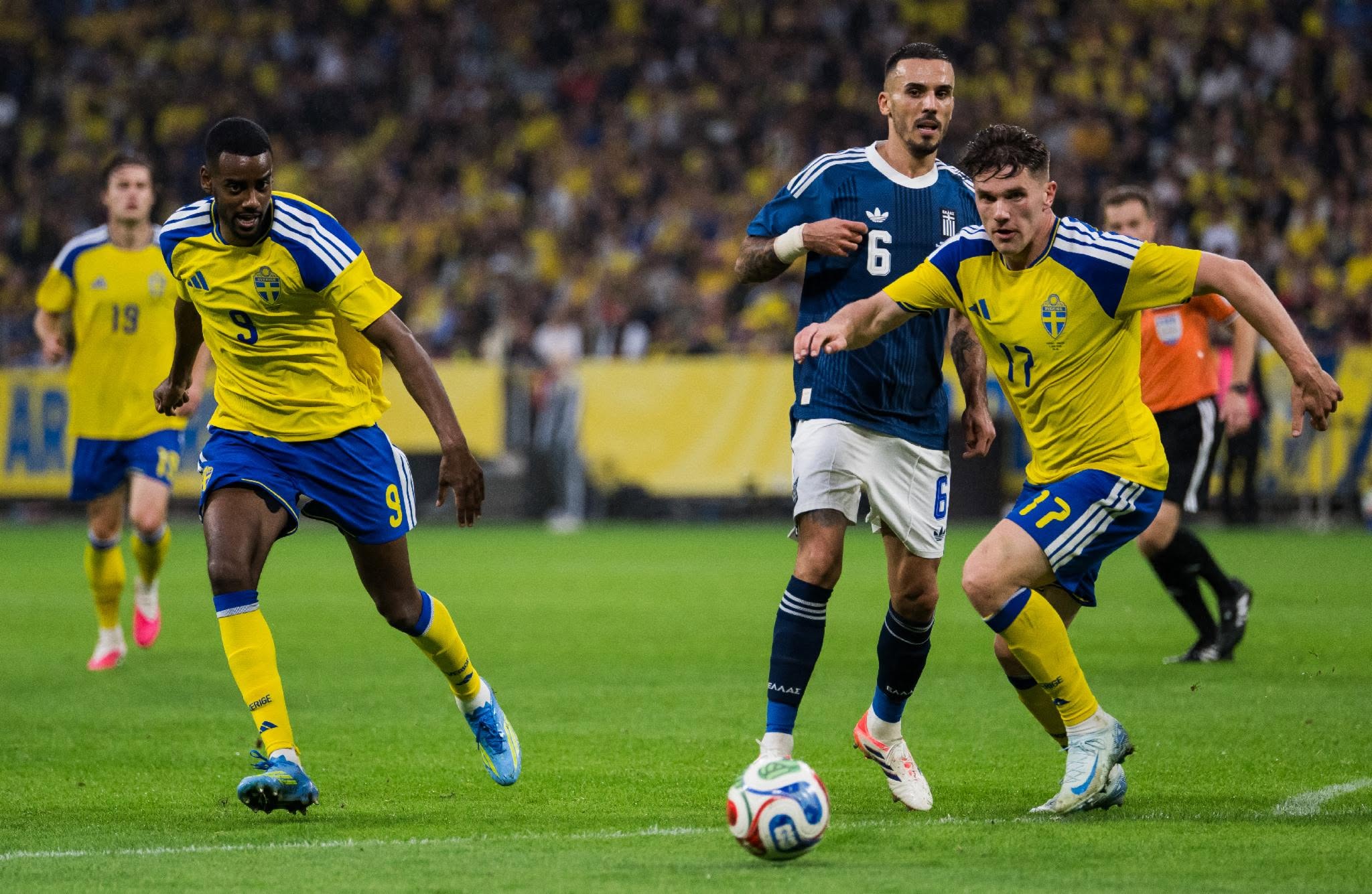 World Cup: Isak and Gyokeres star as Sweden pummel Tunisia