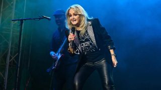 ‘Total Eclipse of the Heart’ singer Bonnie Tyler dies