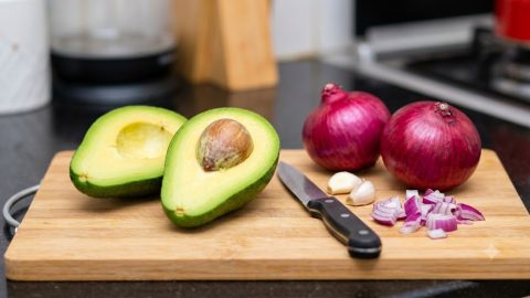 How you can use red onions to prevent avocados from browning