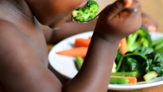 Common mistakes parents make when giving toddlers fruits