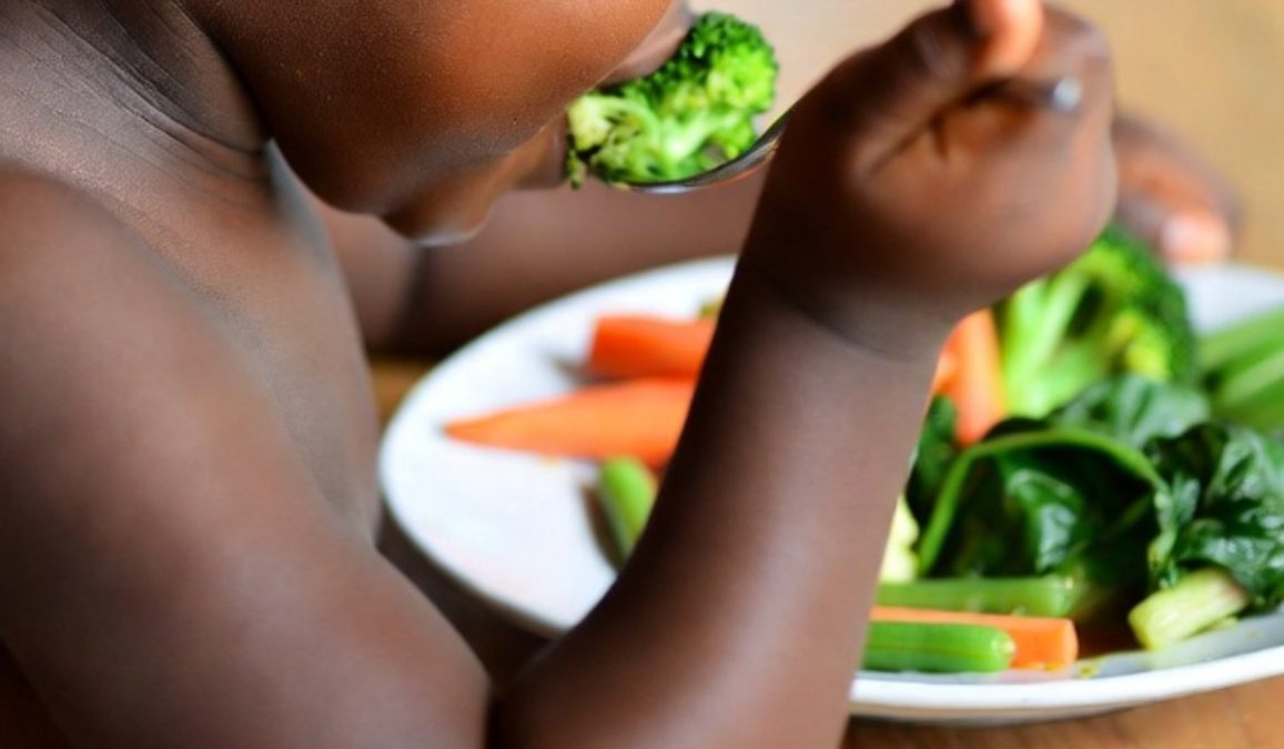Common mistakes parents make when giving toddlers fruits