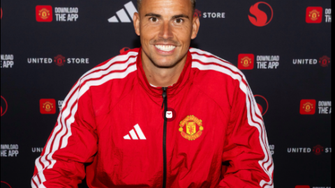 Manchester United complete signing of goalkeeper Karl Darlow
