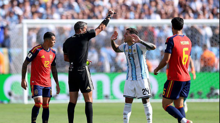 Argentina's Enzo Fernandes sent off during the World Cup final against Spain. PHOTO/https://www.facebook.com/BBCNewsIndonesia