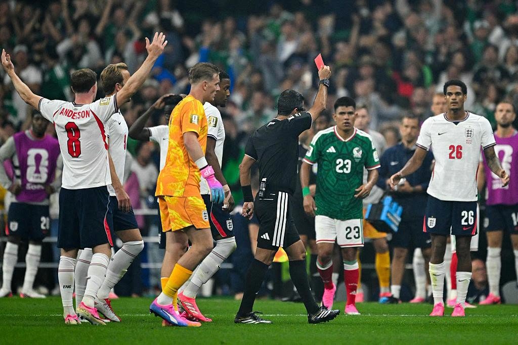 World Cup: England reveals receiving no explanation for the defender's 2-game suspension