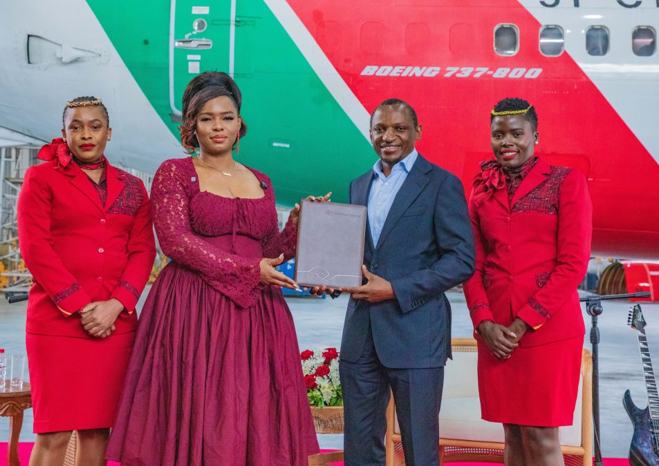 Yemi Alade with Kenya Airways Chief Commercial and Customer Officer, Julius Thairu and other staffs. PHOTO/@KenyaAirways/X