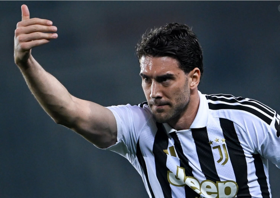 Manchester United eye Dusan Vlahovic as possible replacement for Zirkzee