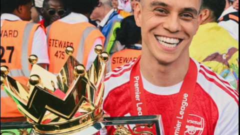 Leandro Trossard poses with the Premier League trophy. PHOTO/https://www.facebook.com/Arsenal
