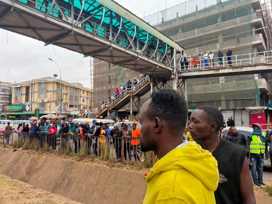 Locals mill around the scene where a man jumped off the Kahawa Wendani footbridge. PHOTO/https://www.facebook.com/profile.php?id=61555881601595