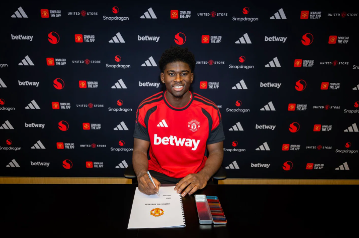 Manchester United confirm the signing of Carlos Baleba from Brighton
