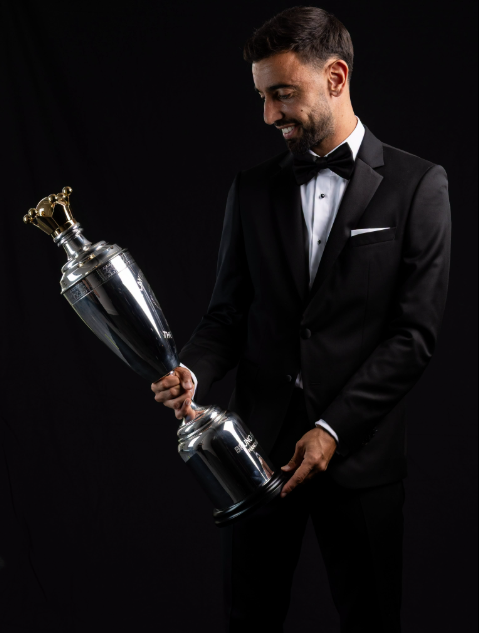 Bruno Fernandes with his PFA Men's Player of the Year award. PHOTO/https://www.facebook.com/manchesterunited/photos