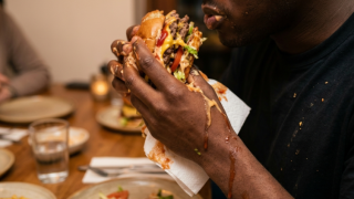 Foods that should never be eaten on a first date