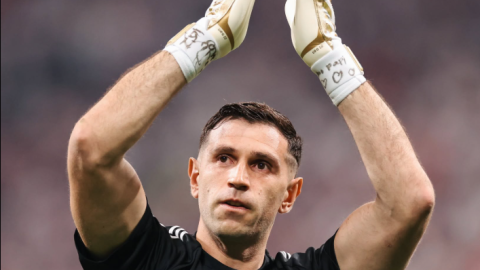Chelsea weigh late move for Emi Martinez as Aston Villa exit looms