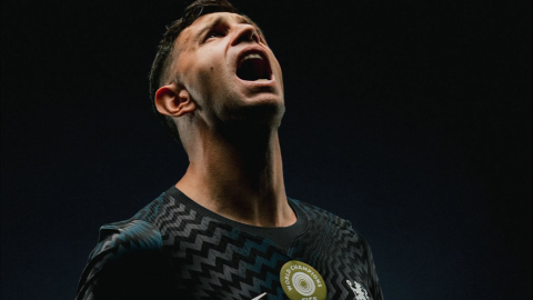 Chelsea complete signing of Emiliano Martínez from Aston Villa