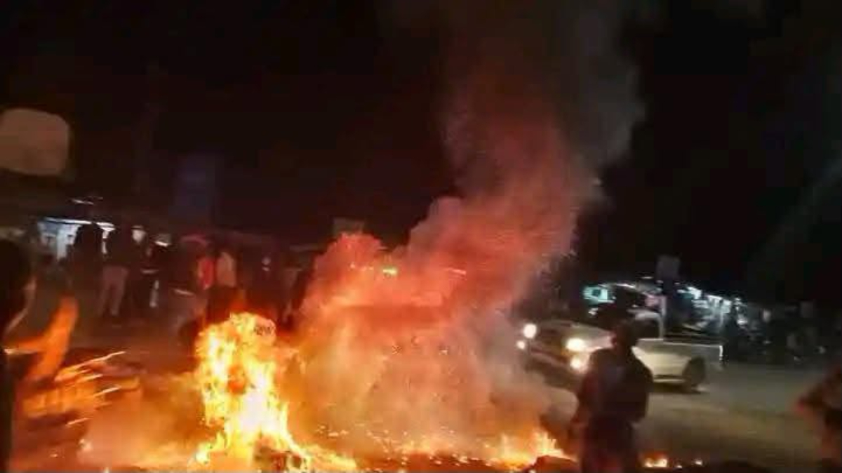 Protesters light bonfires as Murang’a erupts in huge protests in the middle of the night