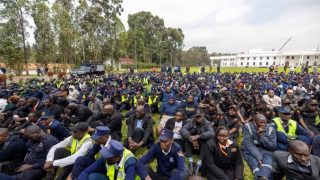 ‘Madharau yalioje?’ Netizens react as some security guards sit on grass during State House meeting