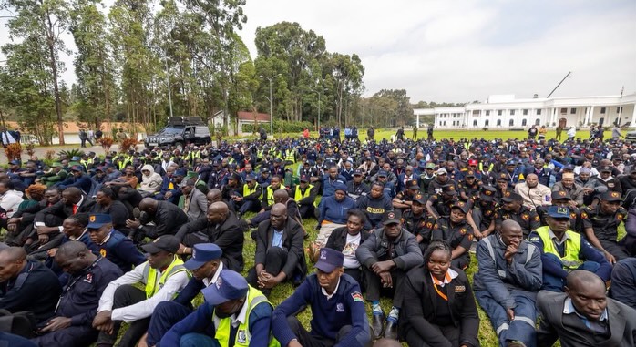 'Madharau yalioje?' Netizens react as some security guards sit on grass during State House meeting