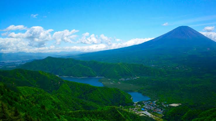 Outrage as dad abandons 7-year-old on Mount Fuji with soda and snack while he hikes to the top