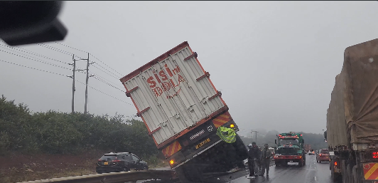 Heavy traffic on Nairobi Southern Bypass after trailer accident