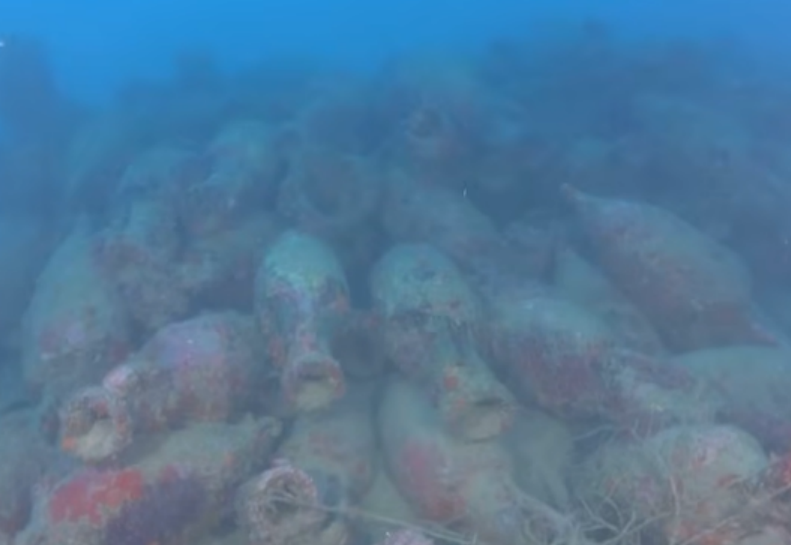 2,000-year-old Roman shipwreck loaded with hundreds of amphorae discovered