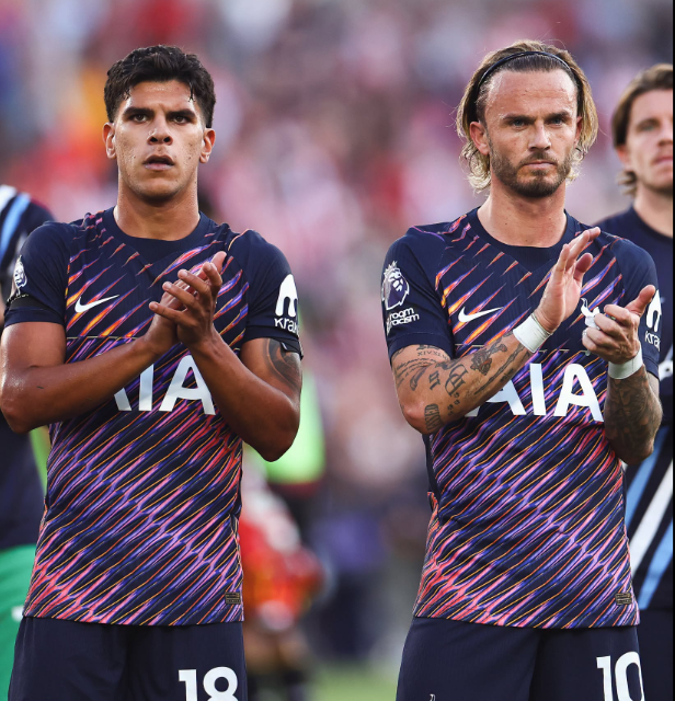 Tottenham Hotspur players applauding club supporters after Brentford defeat on Saturday, August 22, 2026. PHOTO/https://www.facebook.com/TottenhamHotspur/photos