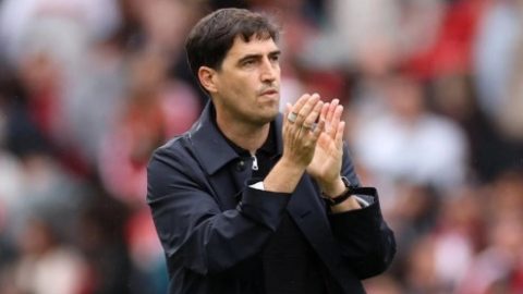Iraola angry as official’s board delays Liverpool subs before goal